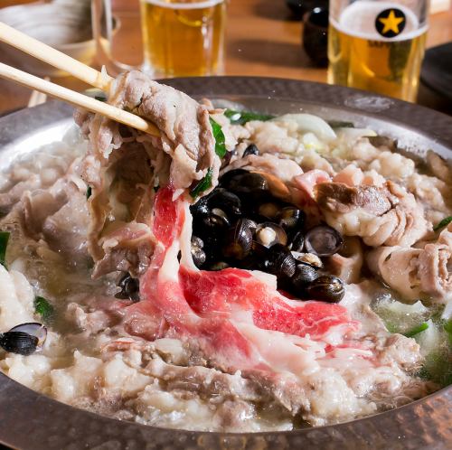120分鐘的無限暢飲套餐，您可以在這裡享用蛤蜊牛肉鍋和海鮮菜餚。
