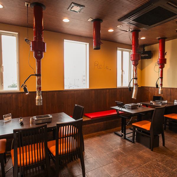 モダンな雰囲気と和のテイストが調和した店内は、居心地の良さにこだわった空間設計。テーブル間には程よい距離があり、周囲を気にせず会話が弾みます。座席ごとに排煙設備が整っており、においがつきにくいのも嬉しいポイント。ゆっくりとくつろげる落ち着いたひとときを提供します。