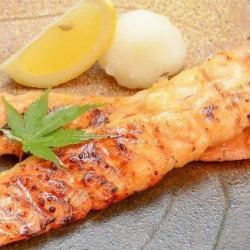 Salt-grilled salmon belly