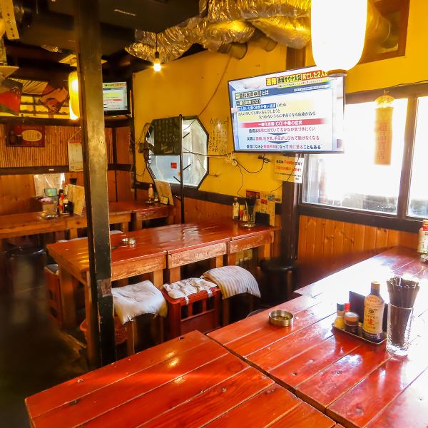 店内は活気がありながらも温かい雰囲気で、大人数宴会でも一体感のある空気が生まれやすいのが魅力。広めのテーブルに料理が並べやすく、海鮮料理を囲んで自然と会話が弾みます。駅近で集まりやすいため、会社宴会や仲間内のパーティにぴったりのアットホームなお店です。