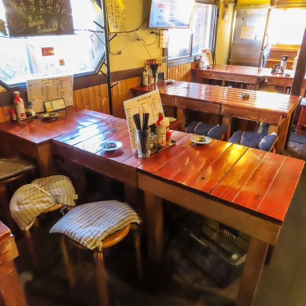 2～4名のテーブル席は、仲間同士で落ち着いて楽しめる距離感が心地よく、アットホームな雰囲気がゆっくりとした時間を演出します。気軽な飲み会や友人との食事にちょうど良く、海鮮料理を囲みながらゆったりと過ごせる、普段使いに最適な空間です。