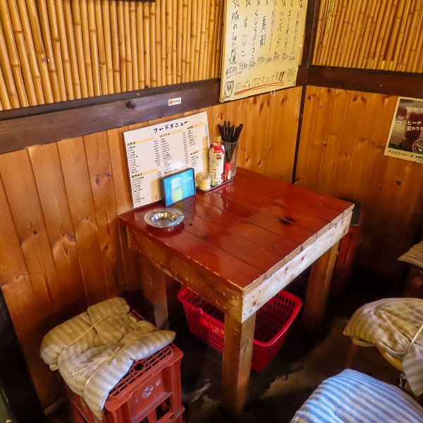 2名席は小さめのサイズ感で、ひとり利用でも気兼ねなく過ごせるアットホームな雰囲気が魅力。落ち着いて食事ができるため、仕事帰りの軽い夕食や一杯飲みたい時にも使いやすい空間です。初めてでも入りやすく、海鮮料理を気軽に楽しめる温かみのある席です。