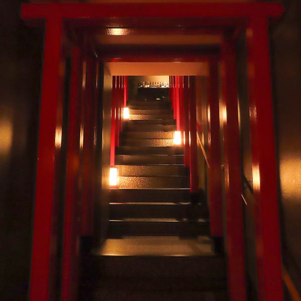 和モダンな雰囲気のオシャレな店内は会社宴会など様々なシーンでお使いいただけます。各種宴会や大切な方との語らいに。こだわりのお料理と美酒をこだわりの空間でお愉しみください！