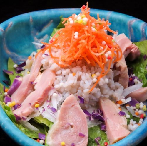 すだち鶏の手作りハムと蕎麦米の創作和風サラダ