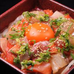 地養卵の阿波海鮮ユッケ