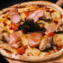 阿波尾鶏ハムとしいたけ侍の照り焼きピッツァ