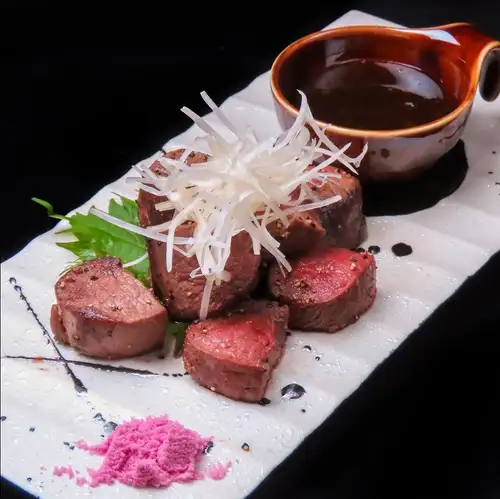 鹿肉ヒレの炙り焼き 濃厚オニオンソース