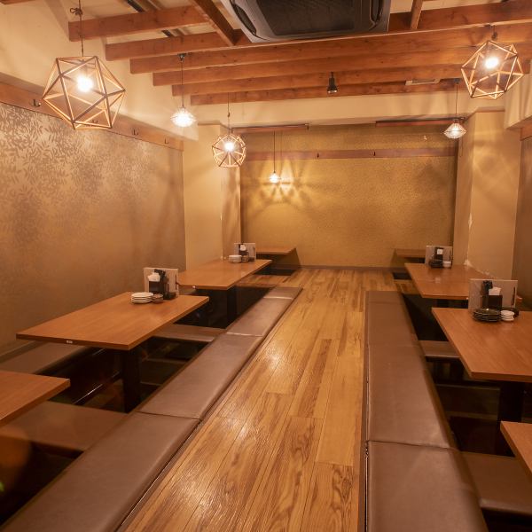 藤沢駅の南口ターミナル近く！ご宴会にぴったりな、掘りごたつのワンフロアを個室としてご利用頂けます。心地よく和食宴会にもぴったりな広間は、趣きがあり、会社の歓送迎会や飲み会にもおすすめです。2.5時間の飲み放題も、掘りごたつなので最後までゆったりとお過ごし頂けます。人数のご相談も承ります。