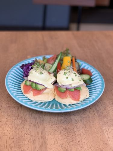 Selected vegetables and salmon avocado egg benedict drink set