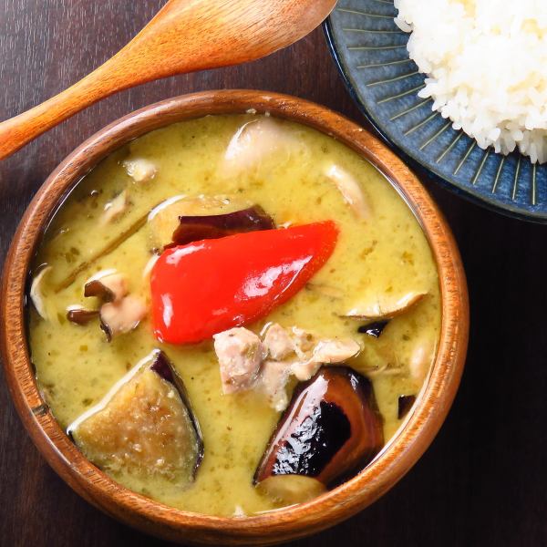 Enjoy the authentic taste! Exquisite Thai green curry made by a chef who trained in Thailand