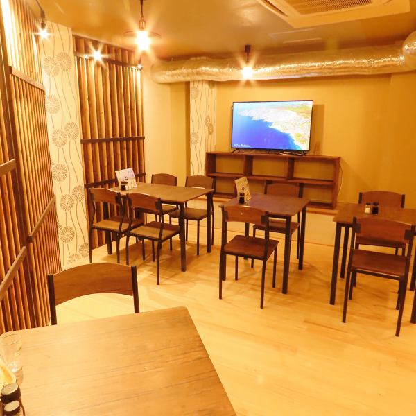 落ち着いた雰囲気の店内は、気軽に立ち寄れるアットホームな空間。串焼きを中心に楽しめるお店として、普段の食事や仲間との集まりに幅広く利用されています。コンパクトながら居心地が良く、コスパの良さも魅力。地元の方に親しまれ、毎日でも通いたくなる雰囲気が広がっています。