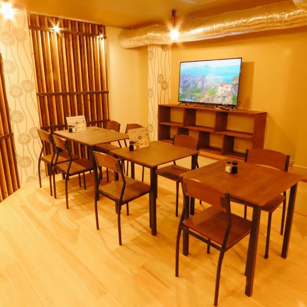 落ち着いた雰囲気の店内は、気軽に立ち寄れるアットホームな空間。串焼きを中心に楽しめるお店として、普段の食事や仲間との集まりに幅広く利用されています。コンパクトながら居心地が良く、コスパの良さも魅力。地元の方に親しまれ、毎日でも通いたくなる雰囲気が広がっています。