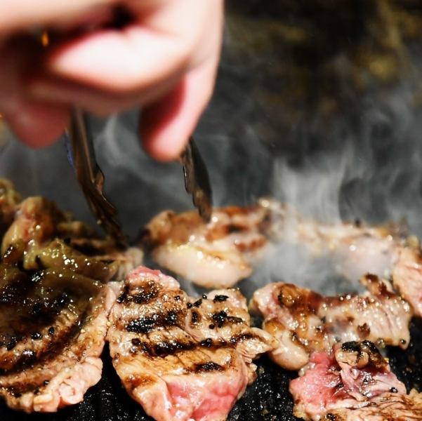 炭火で焼き上げる肉はどれも絶品です！