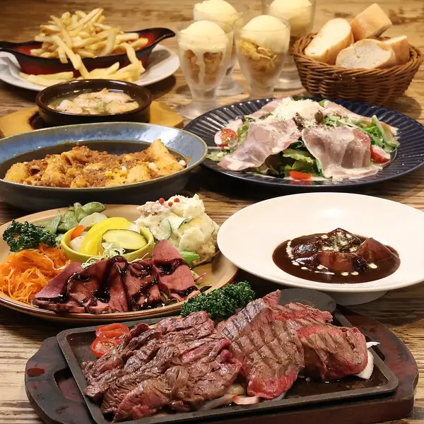 【享用兩道主菜：厚切牛腩和燉牛舌！ 】8 道菜“美食套餐”，含 120 分鐘暢飲。
