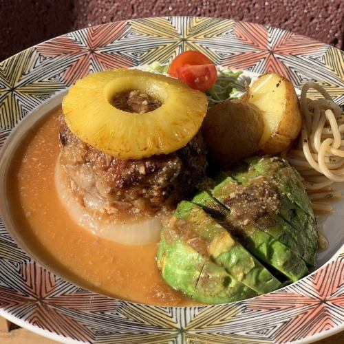 ランチはジューシーで肉汁たっぷりの絶品ハンバーグで♪
