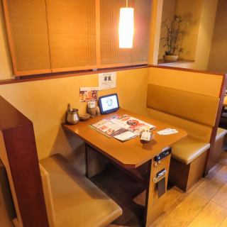 ◇デート、サプライズ◇　テーブル席は２名席と４名席のお席は最大10名まで調整可能です！2名様用のお席はデートや大切な方のお祝いにご予約される方が多いお席です。お祝いのサプライズも承っておりますのでお気軽にご相談下さい。