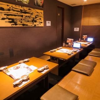 ◇ゆったりできるお座敷◇　お座敷は４名テーブルが６つあります。最大12名まで調整が可能なのでお祝いや打ち上げ、パーティー等にピッタリです！ゆったりとおくつろぎいただきながら楽しいひと時をお過ごしください。
