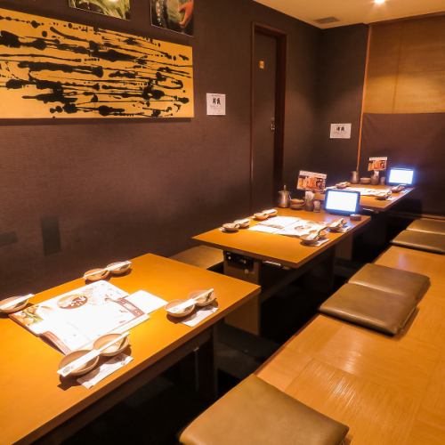 ◇ゆったりできるお座敷◇　お座敷は４名テーブルが６つあります。最大12名まで調整が可能なのでお祝いや打ち上げ、パーティー等にピッタリです！ゆったりとおくつろぎいただきながら楽しいひと時をお過ごしください。