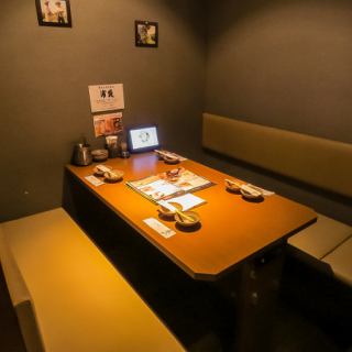 ◆大人気　半個室◆　半個室のお席が１席ございます。ご予約は３名～４名承っております。小さいお子様のいらっしゃる方、大切な方のサプライズでのご利用の方におすすめです。人気のお席なのでご予約必須のお席です。