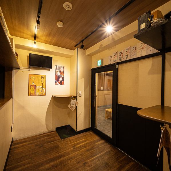 三宮駅から徒歩2分と好立地の店内は、木目調の温かみを感じるカジュアルな空間が広がります。お仕事帰りにふらっと立ち寄れる立ち飲みカウンター席は、お一人様や少人数でのサク飲みにも最適◎活気あるスタッフのサービスと共に、肩肘張らずにリラックスして美味しい料理とお酒をご堪能いただけます。