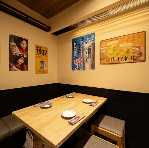 <p>店内は18時から19時の早い時間帯でもゆっくりとお食事を楽しめる落ち着いた雰囲気が魅力。お仕事が早めに終わった日の夕食や、二次会に向けた一軒目利用としても大変重宝します。清潔感のある空間は、女子会や親しい友人との飲み会にもおすすめで、多彩な串かつを囲みながら会話も弾むこと間違いなしです。</p>