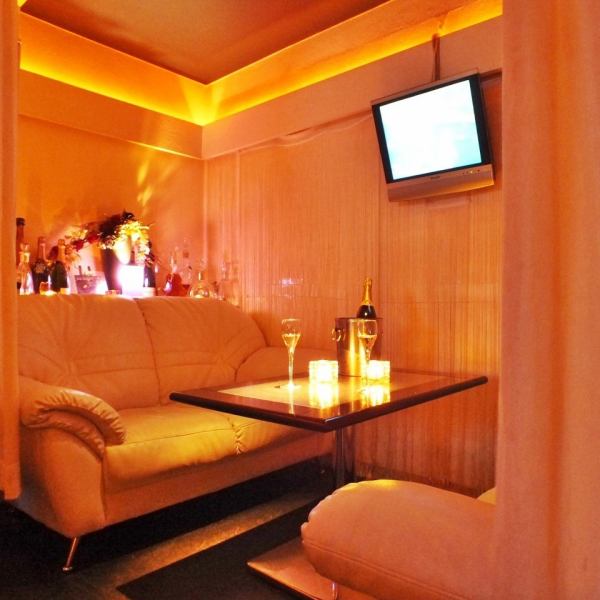  【Sofa semi-private room seat recommended for date girls' association】 ♪ entrance just inside the shop. Indirect lighting that illuminates up and down directs a mysterious atmosphere. «CAFE TIME 12: 00 ~ 18: 00 · BAR TIME 18: 00 ~ »We can enjoy authentic dishes from homemade adult sweets. 