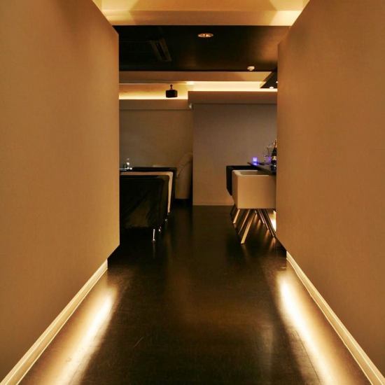 【Sofa semi-private room seat recommended for date girls' association】 ♪ entrance just inside the shop.Indirect lighting that illuminates up and down directs a mysterious atmosphere.