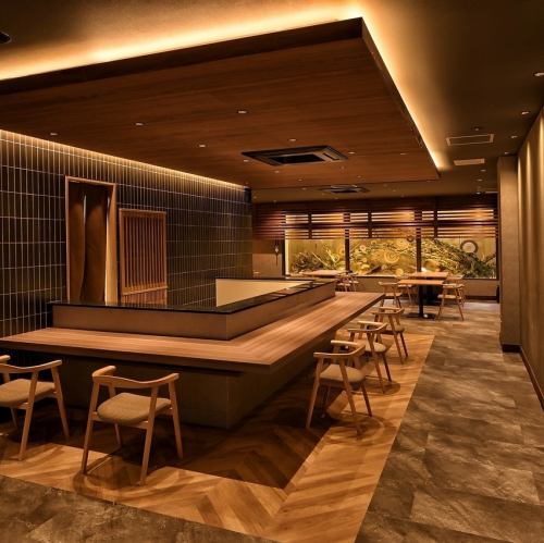 <p>店内に入ると、ただよう高級感の中に落ち着いた温かみのある和テイストの雰囲気。皆様の特別な日、そして時間を、五感全てで楽しむ四季折々のコース料理で彩ります。</p>