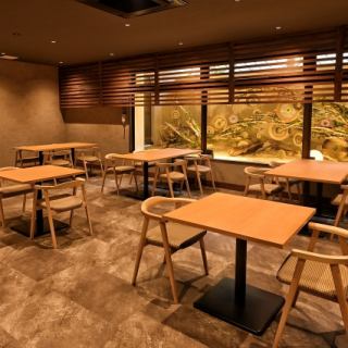 少人数～大人数での食事シーンまでご利用いただけるテーブル席