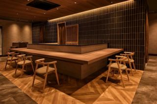 落ち着いてお食事をお楽しみいただける、広々としたカウンター席