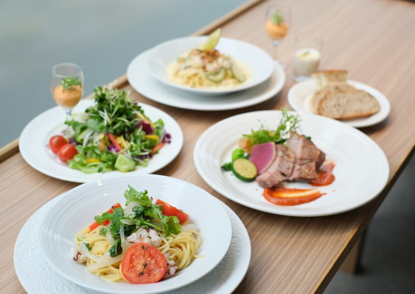 選べるメイン料理+サラダ・パン食べ放題&ミニデザート・ドリンクがついたプリフィックスランチ