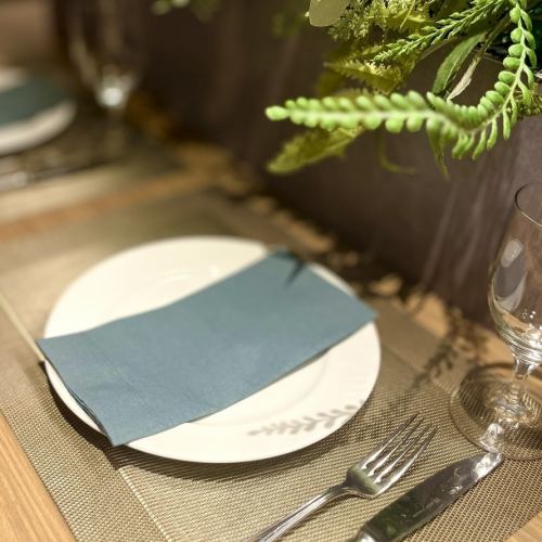 <p>ホテルのエントランスを抜け螺旋階段を昇った先にある店内は都会の喧騒を忘れるような落ち着いた空間つくりとなっております</p>