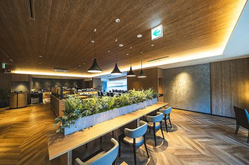 <p>ナチュラルなウッド調で統一された店内は、ホテルの上質さとカフェの可愛らしさが調和する癒しの空間。大きな窓から差し込む自然光の中で、心地よいひとときをお楽しみください。</p>