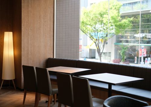片側がソファーになっており、ゆったりとおくつろぎいただける居心地の良さが魅力のお席です。