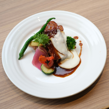 【十一月午餐】肉类主菜+无限量沙拉和面包+迷你甜点和饮料