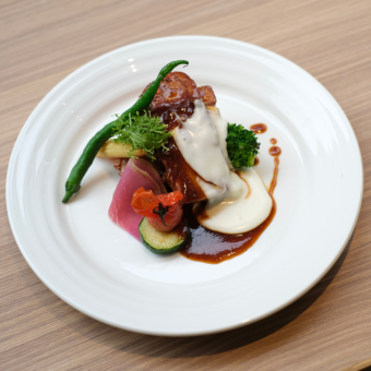 【 1月平日ランチ】お肉料理+サラダ・パン食べ放題+ミニデザート・ドリンク