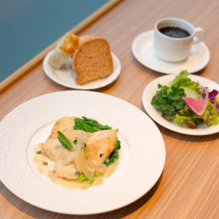 [Weekday Lunch in January] Meat dish + all-you-can-eat salad and bread + mini dessert and drink