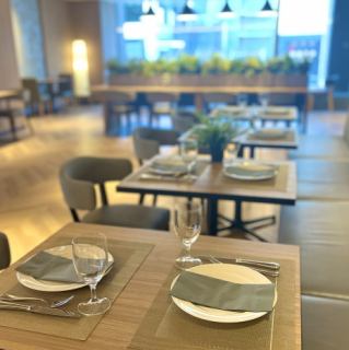 着席の場合は最大で60名、立食の場合は最大で120名まで収容可能。エリア内には専用のビュッフェ台があり、ダイニングエリアを広々と使える点が魅力的。椅子やテーブルを動かせば、自由な空間作りが叶います。