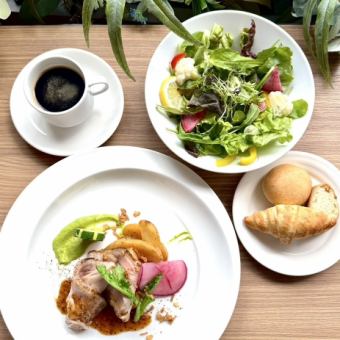 【 平日ランチ】選べるメイン料理 ＋ サラダ・パン食べ放題 ＋ ミニデザート & ドリンク 