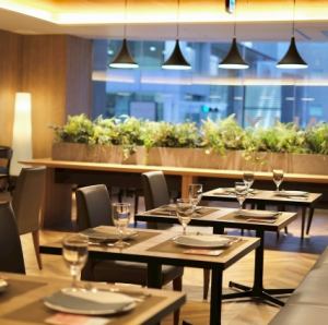 착석의 경우 최대 60명, 입식의 경우 최대 120명까지 수용 가능.에리어 내에는 전용 뷔페대가 있어, 다이닝 에리어를 넓게 사용할 수 있는 점이 매력적.의자나 테이블을 움직이면 자유로운 공간 만들기가 이루어집니다.