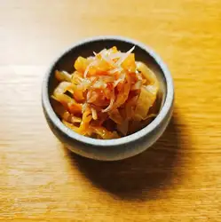 海蜇软骨沙拉配腌梅酱