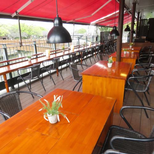 The terrace seats that are proud of being a beer garden in the summer.Because it is located along the river, it is a popular seat where you can enjoy food and drink while feeling the refreshing breeze.The atmosphere is good, and it's perfect for dining and dates with friends.
