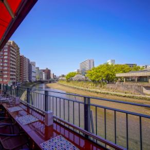 這是一個露台座位，您可以看到Kotsuki河和櫻島。一邊感受清爽的微風，一邊享受輕鬆的用餐體驗。