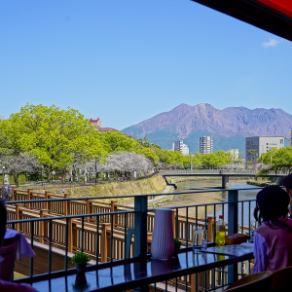 カウンタータイプのテラス席。甲突川と桜島を眺めることができるテラス席です。爽やかな風を感じながら、ゆったりとお食事をお楽しみください。