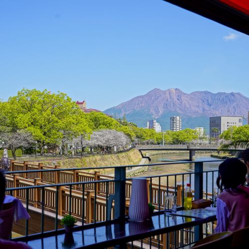 Counter type terrace seats.It is a terrace seat where you can see the Kotsuki River and Sakurajima.Enjoy a relaxing meal while feeling the refreshing breeze.