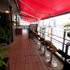 位于Kotsuki河沿岸的露台座位是<马可波罗>的热门座位，微风舒适地吹着。一边眺望Kotsuki川，一边品尝各种精致的意大利美食。