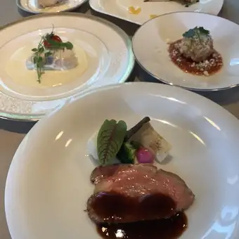 《年末/新年派对套餐 D》包含一杯免费气泡酒！！100 分钟畅饮 + 全套正餐 ◆ 7100 日元（含税）