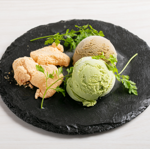 手作りわらび餅とアイスクリームの盛合わせ