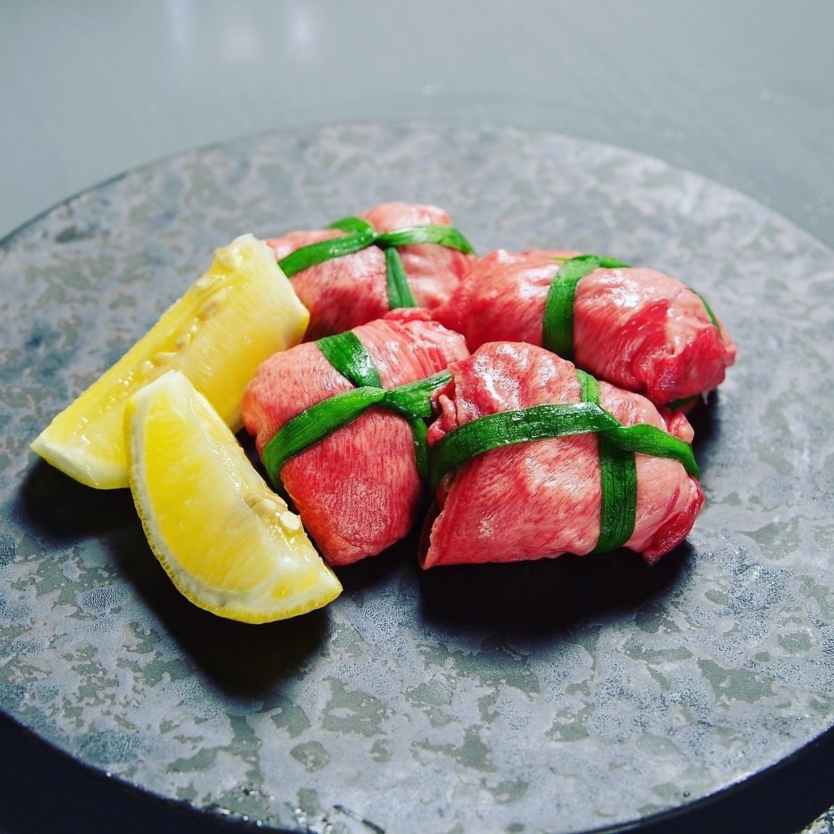 ネギ包みタンは中にたっぷりのネギを入れてタンで包んであります