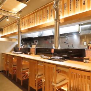 仕事帰りや自分へのご褒美に、カウンターで焼肉を。お一人様でも気兼ねなく楽しめる特等席をご用意。